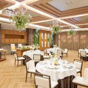 ラグナヴェール大阪(LAGUNAVEIL OSAKA) 【少人数実例】メインテーブルを設け丸テーブルの会食スタイル(20名)