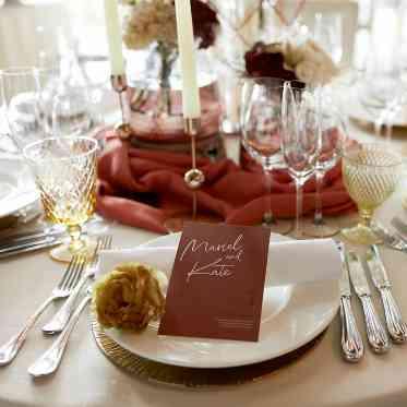 ラグナヴェール大阪(LAGUNAVEIL OSAKA) 秋のウエディングに人気のベージュ×テラコッタのカラーコーデで大人っぽさを表現