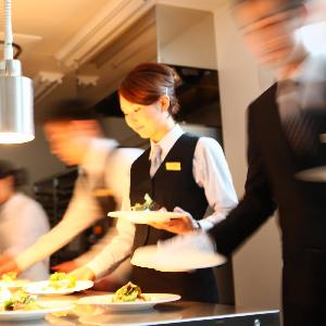 【サービス】隣接キッチンから熱いものは熱いままベストな温度でゲストのもとにお届け