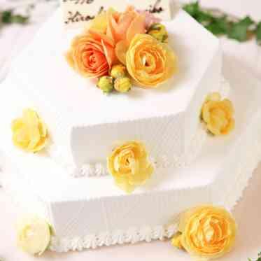 ラグナヴェール大阪（LAGUNAVEIL OSAKA） お花をあしらったデザイン。パティシエと一から創り上げるケーキで個性を出して
