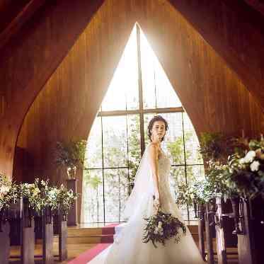 京都ノーザンチャーチ北山教会 自然光が差し込むステンドグラスはおふたりを優しく包み込む