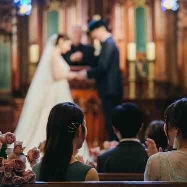 ステンドグラスをバックに大切な誓いを