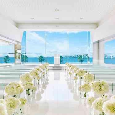 Mandarin Port (マンダリンポルト)　●BRASSグループ 会場装花も白で統一すれば、純白の空間に