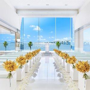 Mandarin Port (マンダリンポルト) ●BRASSグループ 真っ白なチャペルは、どんな色の花でもよく似合う