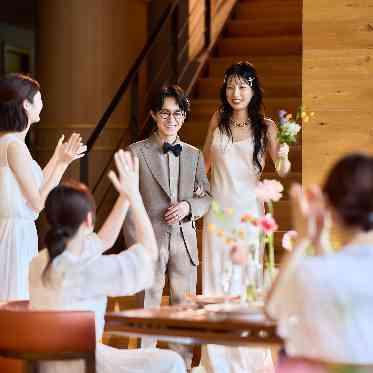 グラナダスィート オン ア ターブル 笑顔に包まれるパーティーのスタート