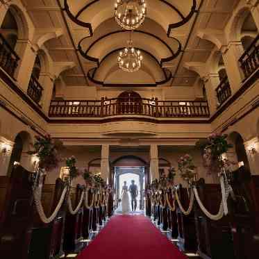 グラナダスィート オン ア ターブル 赤い絨毯のバージンロードがドレス姿をより一層引き立たせてくれる