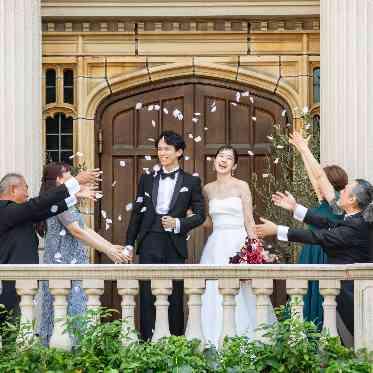 グラナダスィート オン ア ターブル 祝福に包まれる温かなセレモニー