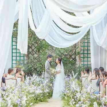 ソンブルイユ OSAKA WEDDING(SOMBREUIL OSAKA WEDDING) 緑と花々に包まれて、花嫁姿が美しく映える特別な一日