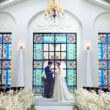 アイネスヴィラノッツェ大阪●クラウディアホールディングス イタリア職人が手掛けたブルーのステンドグラスからまばゆい光が降り注ぐ