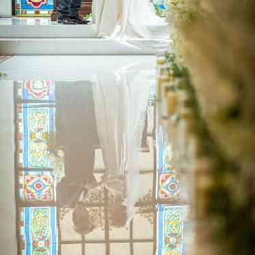 アイネスヴィラノッツェ大阪●クラウディアホールディングス バージンロードには新郎新婦とステンドグラスが映し出され、息をのむほど美しい