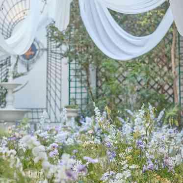 アイネスヴィラノッツェ大阪●クラウディアホールディングス チュールや足元の装花でガーデンウェディングにピッタリのコーディネート