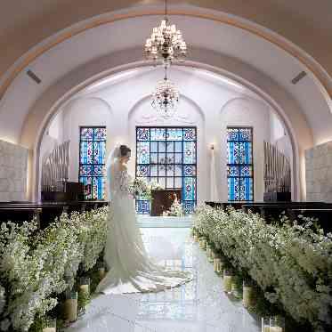 アイネスヴィラノッツェ大阪●クラウディアホールディングス 純白のドレスが映えるブルーのステンドグラス