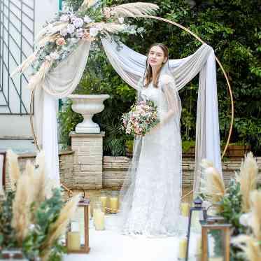 アイネスヴィラノッツェ大阪●クラウディアホールディングス ガーデンウェディングにピッタリのフラワーアーチ