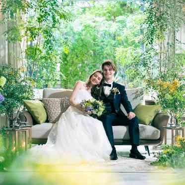 アイネスヴィラノッツェ大阪●クラウディアホールディングス おふたりのバックにはガーデンが 1シーンごとにナチュラルなお写真を思い出に