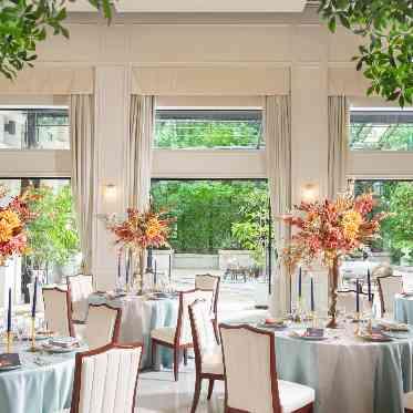 アイネスヴィラノッツェ大阪●クラウディアホールディングス 深みのある落ち着いたテラコッタにはネイビーがぴったり