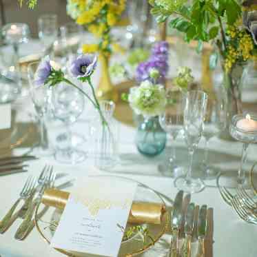 アイネスヴィラノッツェ大阪●クラウディアホールディングス テーブルの上を彩るお花やペーパーアイテムも多彩にご用意しております