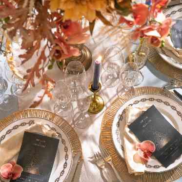 アイネスヴィラノッツェ大阪●クラウディアホールディングス テーブルの上を彩るお花やペーパーアイテムも多彩にご用意しております