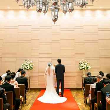 ル・ミディ ひらまつ 80名様までの挙式会場は天井高くにシャンデリアが煌めく