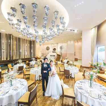 ル・ミディ ひらまつ 窓から明るい光が入る、天井高い開放的な空間。