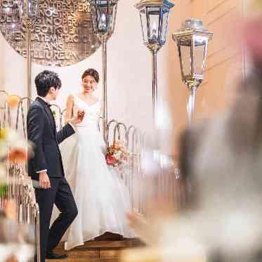 ル・ミディ ひらまつ 会場内のどのお席からもご覧いただける、階段上からの入場