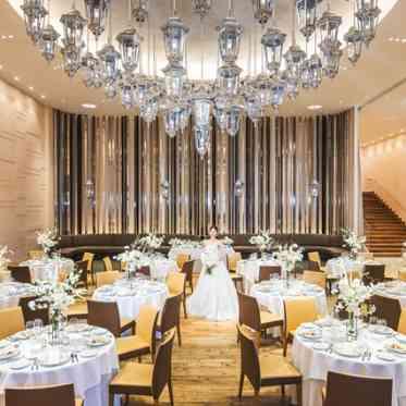 ル・ミディ ひらまつ 天井高くに煌めくシャンデリアが印象的