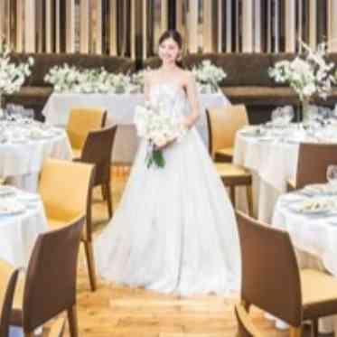 ル・ミディ ひらまつ 上品な銀糸がシャンデリア煌めく会場に映え、軽やかなチュールが大人の可愛さを演出。