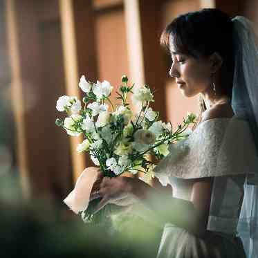 祭壇から差し込む光は挙式だけでなく前撮りでも花嫁をサポート