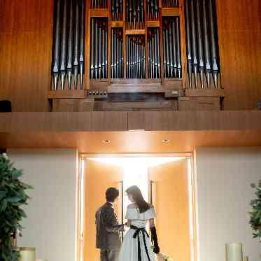 チャペル入口上部にはパイプオルガン。重厚な音色が響き渡る