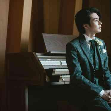 縦格子の意匠が豊かな陰影を壁面にうつしだす