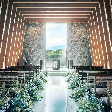 どんな装花も受容れるチャペル。二人の誓いの場に拘りたいお二人にもおすすめ