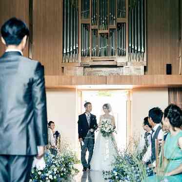 荘厳な音色が響く中、お父様と歩くバージンロードは感動的なシーンの1つ