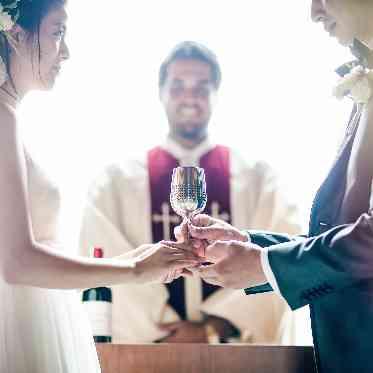 祭壇の先から差し込む豊かな光が神聖な時間を演出します