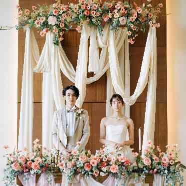 Belle la Coeur(ベル ラ クール) ガーデン側or会場正面など、自由に高砂をセットできるのも支持される理由の1つ