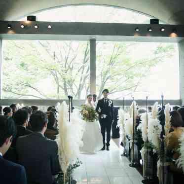 樹齢120年のけやきの木に見守られ、シンプルで美しい挙式を