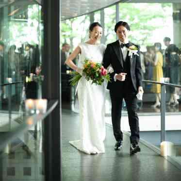 ここにしかない幻想的な挙式入場。ゲストの記憶に残るシーンに