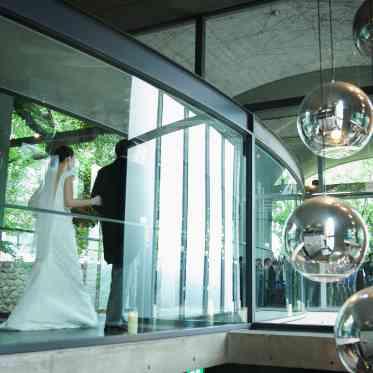 ここにしかない幻想的な挙式入場。ゲストの記憶に残るシーンに