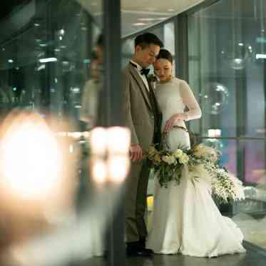 チャペル外の緑が反射し、建物内が柔らかな光に包まれる