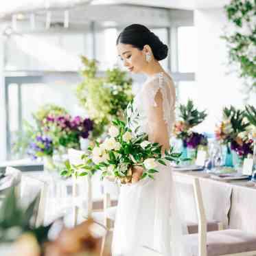 2面ガラス張り、緑に囲まれたの開放的なパーティ会場。