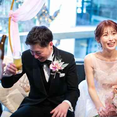 ゲストとの距離が近くテーブルのないコーディネート