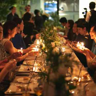 2階に位置するパーティ会場。けやきの木のイルミネーションが華やかさをプラスする