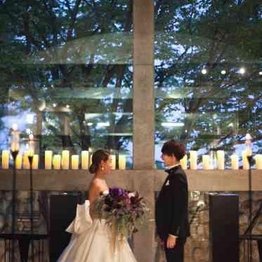 2階に位置するパーティ会場。けやきの木のイルミネーションが華やかさをプラスする