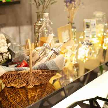 2階に位置するパーティ会場。けやきの木のイルミネーションが華やかさをプラスする