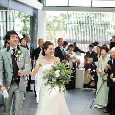 ザ・ヒルサイド 神戸 開放的なセンターコートの空間では、ゲストと和やかなアフターセレモニーを