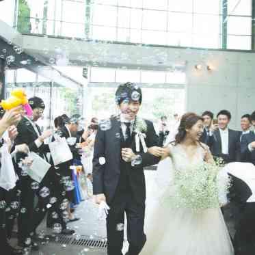 ザ・ヒルサイド 神戸 開放的なセンターコートの空間では、ゲストと和やかなアフターセレモニーを