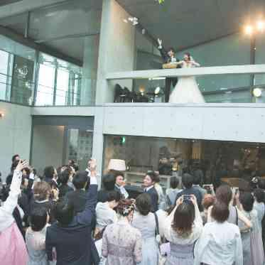 ザ・ヒルサイド 神戸 開放的なセンターコートの空間では、ゲストと和やかなアフターセレモニーを