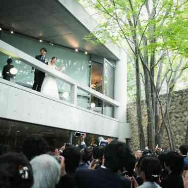 ザ・ヒルサイド 神戸 開放的なセンターコートの空間では、ゲストと和やかなアフターセレモニーを
