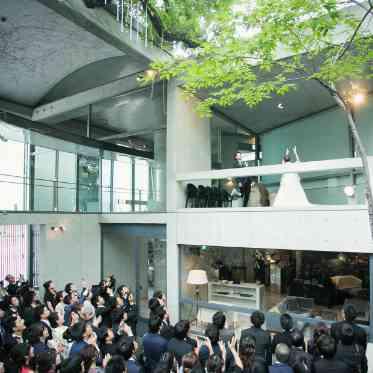ザ・ヒルサイド 神戸 開放的なセンターコートの空間では、ゲストと和やかなアフターセレモニーを