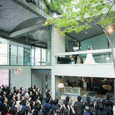 ザ・ヒルサイド 神戸 開放的なセンターコートの空間では、ゲストと和やかなアフターセレモニーを