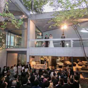 ザ・ヒルサイド 神戸 開放的なセンターコートの空間では、ゲストと和やかなアフターセレモニーを