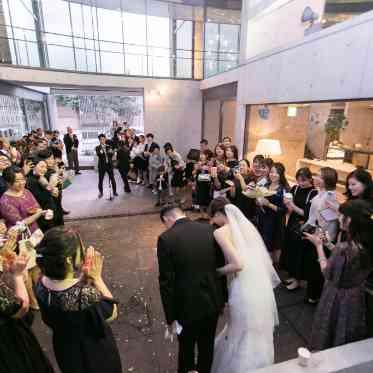 ザ・ヒルサイド 神戸 開放的なセンターコートの空間では、ゲストと和やかなアフターセレモニーを